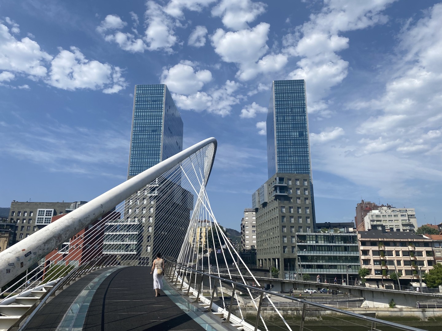 Monatsrückblick Juni 2026 | Blick auf Isozaki-Atea-Zwillingstürme in Bilbao, Spanien
