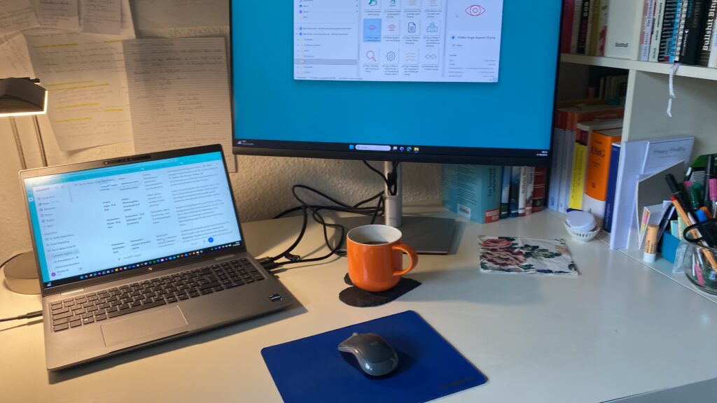 Mein Arbeitsplatz mit Laptop und großem Monitor während der Arbeit an der Salespage für die 5-Tage-Challenge von Tax to Value.